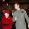 Príncipe William é clicado com o uniforme de piloto ao lado da rainha Elizabeth