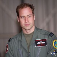 Príncipe William se torna piloto de helicópteros-ambulância e doa seu salário