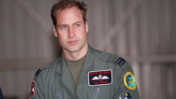 Príncipe William se torna piloto de helicópteros-ambulância e doa seu salário