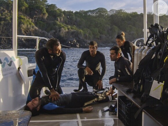 Pedro (Jayme Matarazzo) fica preso em um coral e é salvo por Miguel (Domingos Montagner), em cena da novela 'Sete Vidas'