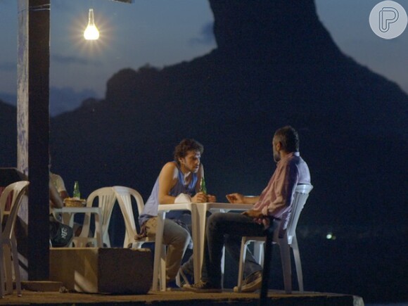 O carro de Miguel (Domingos Montagner) quebra quando ele dá uma carona a Pedro (Jayme Matarazzo) e os dois param para conversar, na novela 'Sete Vidas'