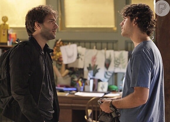 Fabinho (Humberto Carrão) e Bento (Marco Pigossi) brigam, em 'Sangue Bom'
