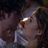 'Sangue Bom': Amora (Sophie Charlotte) e Bento (Marco Pigossi) se beijam