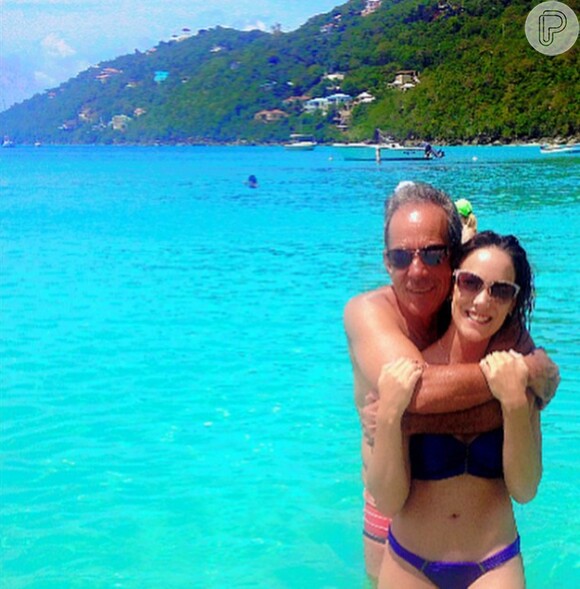 Adriana Birolli curte férias ao lado do pai, no Caribe