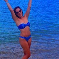Adriana Birolli exibe boa forma de biquíni em praia do Caribe após 'Império'