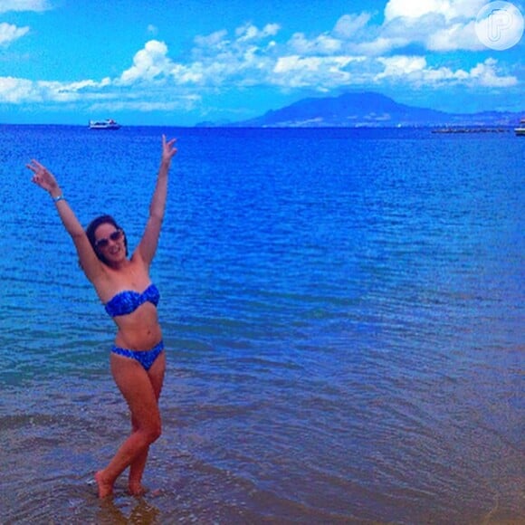 Adriana Birolli posa de biquíni em praia do Caribe e exibe boa forma: 'Tem como não amar?'