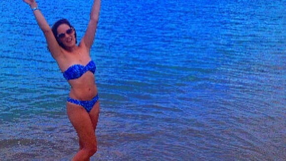 Adriana Birolli exibe boa forma de biquíni em praia do Caribe após 'Império'