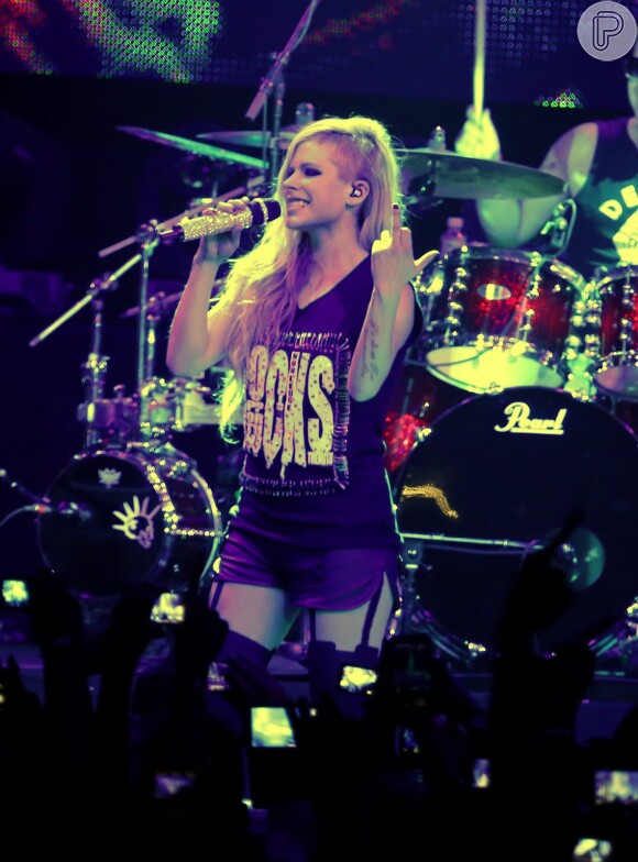 Meses antes de descobrir a doença, Avril Lavigne veio ao Brasil para cinco shows; na apresentação do Rio de Janeiro, ela foi clicada fazendo um gesto obsceno