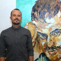 Paulinho Vilhena prestigia exposição com pinturas do seu personagem em 'Império'