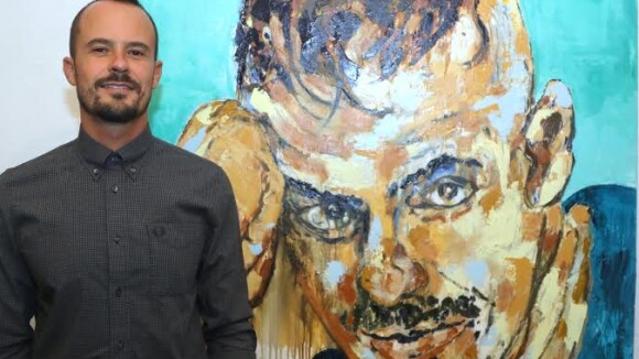 Paulinho Vilhena prestigia exposição com pinturas do seu personagem em 'Império'