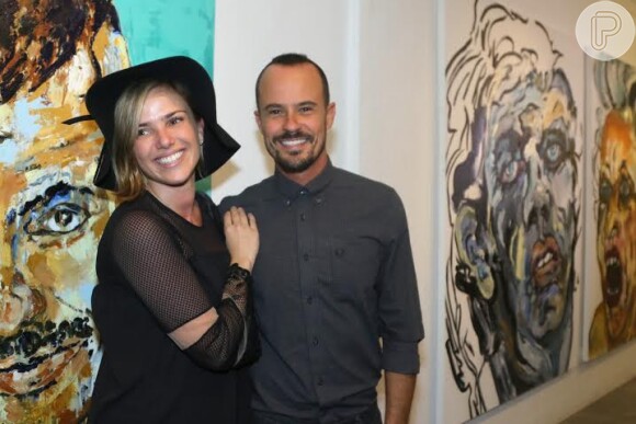 Natalllia Rodrigues prestigiou a abertura da exposição 'Domingos Salvador', com telas pintadas pelo personagem esquizofrênico de Paulinho Vilhena