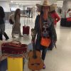 Giovanna Antonelli compartilha fotos no Instagram de suas viagens com o elenco de 'SOS Mulheres ao Mar'. Olha a atriz no aeroporto do México totalmente no clima: de sombrero e camisa com estampa de cavera, símbolos do país