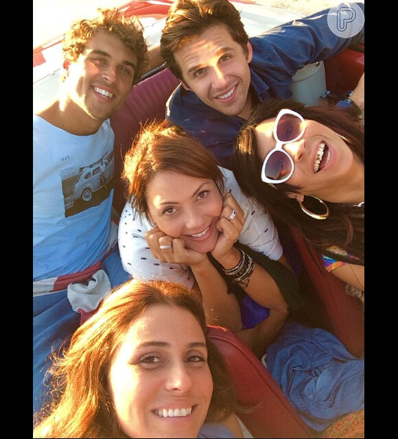 Giovanna Antonelli posta selfie com o elenco do longa-metragem durante um intervalo das cenas