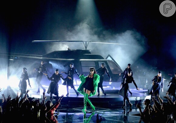 Rihanna apresentou o novo sinlge, 'Bitch Better Have My Money', no palco iHeart Radio Music Awards 2015. A cantora desceu de um helicóptero durante a performance