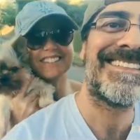 Xuxa e Junno Andrade levam cachorrinho para passear: 'Tô feliz, gente!'