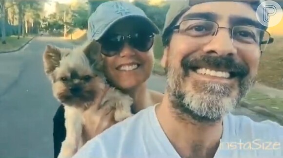 Xuxa e Junno Andrade se divertiram com o cachorrinho Dudu nesta sexta-feira, 3 de abril de 2015