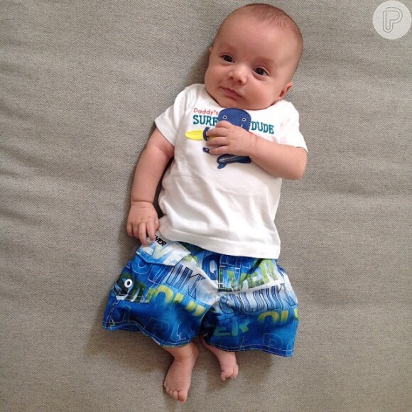 Filho de Patricia Abravanel, Pedro, de seis meses, tem foto publicada pela mãe com look surfista e faz sucesso nas redes sociais