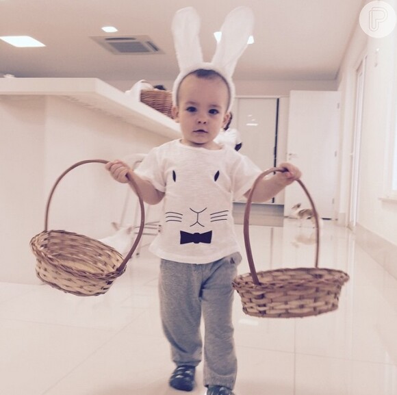 Ana Hickmann organiza caça aos ovos de Páscoa para o filho, Alexandre Jr., em 5 de abril de 2015