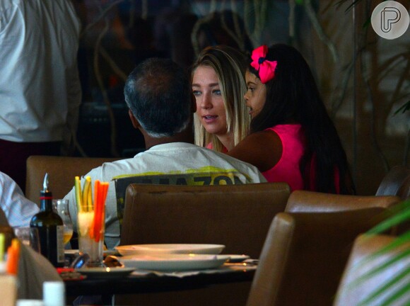 Romário almoça com a namorada, Dixie Pratt, e as fillhas em restaurante no Rio