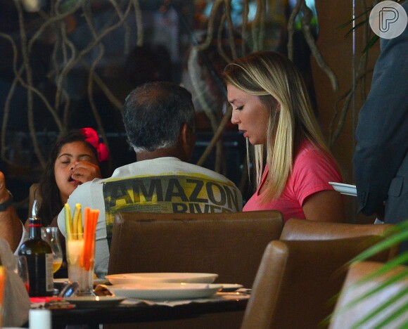 Romário passeia com a namorada, Dixie Pratt, em shopping no Rio. Filha mais nova do ex-jogador, Ivy, de 10 anos, também esteve no local