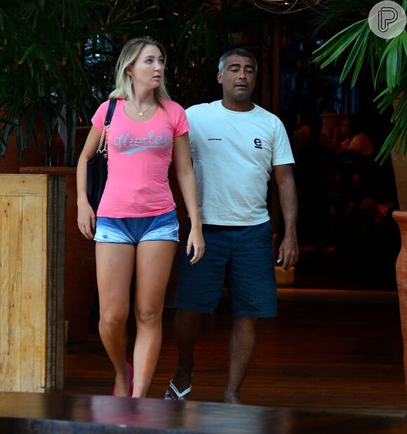 Romário passeia com a namorada, Dixie Pratt, em shopping no Rio, neste domingo, 5 de abril de 2015