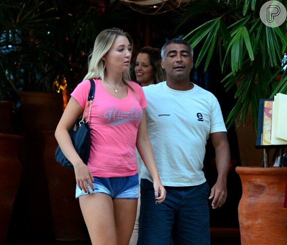 Romário é clicado saindo de um restaurante no Rio com a namorada, Dixie Pratt. Casal assumiu romance em janeiro de 2015