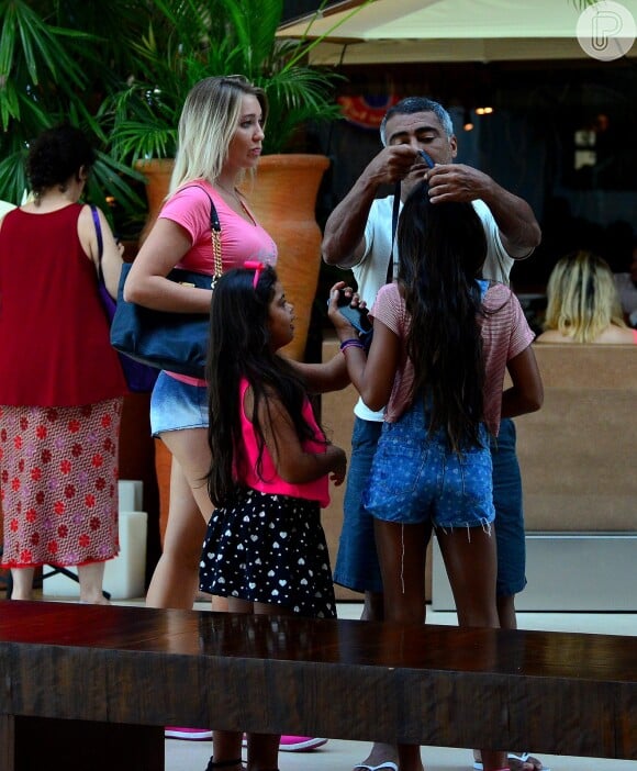 Romário passeia com a namorada, Dixie Pratt, em shopping no Rio. Filhas do ex-jogador, Ivy, de 10 anos, e Belinha, de 12, ambém esteve no local