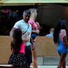 Romário passeia com a namorada, Dixie Pratt, em shopping no Rio. Filhas do ex-jogador, Ivy, de 10 anos, e Belinha, de 12, ambém esteve no local