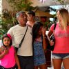 Romário passeia com a namorada, Dixie Pratt, em shopping no Rio. Ivy, de 10 anos, e Belinha, de 12, filhas do ex-jogador, também estiveram no local