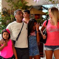 Romário passeia com namorada, Dixie Pratt, e as filhas em shopping no Rio