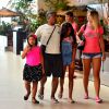 Romário passeia com a namorada, Dixie Pratt, em shopping no Rio. Filhas do ex-jogador, Ivy, de 10 anos, e Belinha, de 12, também estiveram no local