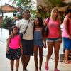 Romário passeia com a namorada, Dixie Pratt, em shopping no Rio. Filhas do ex-jogador, Ivy, de 10 anos, e Belinha, de 12, também estiveram no local