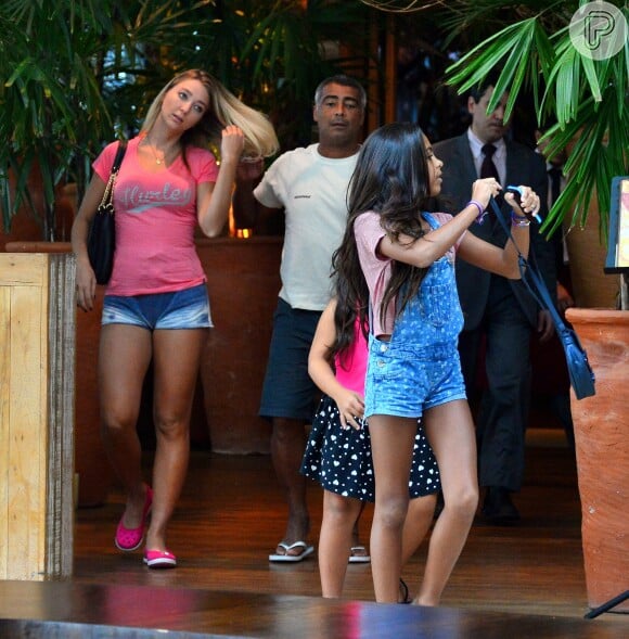 Após almoço, Romário passeia com a namorada, Dixie Pratt, em shopping no Rio. Filhas do ex-jogador, Ivy, de 10 anos, e Belinha, de 12, também estiveram no local