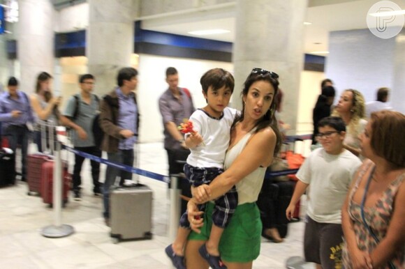 Ivete Sangalo embarca com o filho, Marcelo, no aeroporto Santos Dumont, no Rio de Janeiro, em 12 de maio de 2013