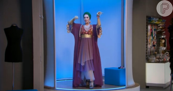 Claudia Raia 'sensualiza' com figurinos de musical. 'Fantástico', 5 de abril de 2015