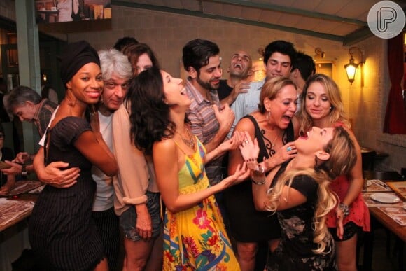 Susana Vieira brincou com colegas de elenco em restaurante da Barra da Tijuca, Zona Oeste do Rio