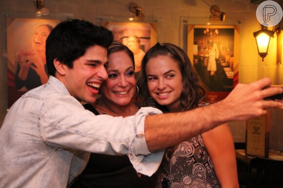 Susana Vieira posou para selfie ao lado dos atores Diego Montez e Lua Blanco