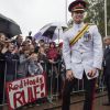O príncipe cumprimentou um adolescente de 12 anos que levava uma placa escrito 'Ruivos comandam'
