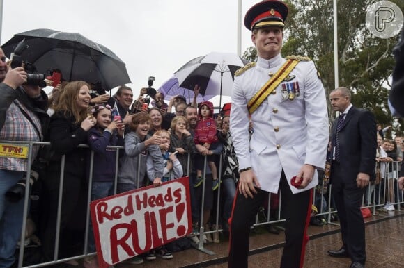 O príncipe cumprimentou um adolescente de 12 anos que levava uma placa escrito 'Ruivos comandam'