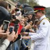 Uma multidão aguardava o cunhado de Kate Middleton na saída do Memorial de Guerra Australino. Os admiradores fizeram fotos e ganharam apertos de mão