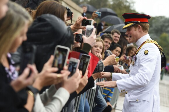 Uma multidão aguardava o cunhado de Kate Middleton na saída do Memorial de Guerra Australino. Os admiradores fizeram fotos e ganharam apertos de mão