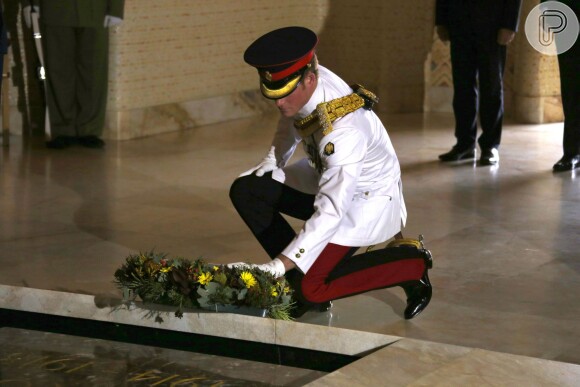 Príncipe Harry também deixou uma coroa de flores no Túmulo do Soldado Desconhecido, localizado no Memorial