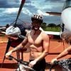 Gusttavo Lima anda de bicicleta em fazenda após internação em hospital: 'Voltando ao normal'