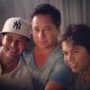 Pedro Leonardo publicou uma foto ao lado do pai, o cantor sertanejo Leonardo, e do irmão caçula, José Felipe, neste domingo, dia 12 de maio de 2013