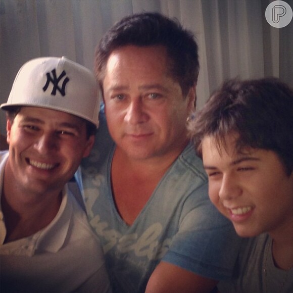 Pedro Leonardo publicou uma foto ao lado do pai, o cantor sertanejo Leonardo, e do irmão caçula, José Felipe, neste domingo, dia 12 de maio de 2013