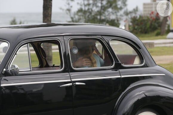Angélica e padre Fábio de Melo se abraçam dentro do carro durante gravação do programa 'Estrelas'