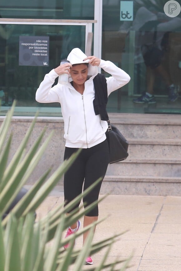 Juliana Paes encarou o frio e a chuva para se exercitar nesta terça-feira, 7 de abril de 2015