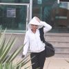 Juliana Paes encarou o frio e a chuva para se exercitar nesta terça-feira, 7 de abril de 2015. Na saída da academia, a artista usou um casaco de capuz para não se molhar e exibiu sua já conhecida boa forma com uma calça justinha
