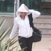 Na saída da academia, Juliana Paes usou um casaco de capuz para não se molhar e exibiu sua já conhecida boa forma com uma calça justinha