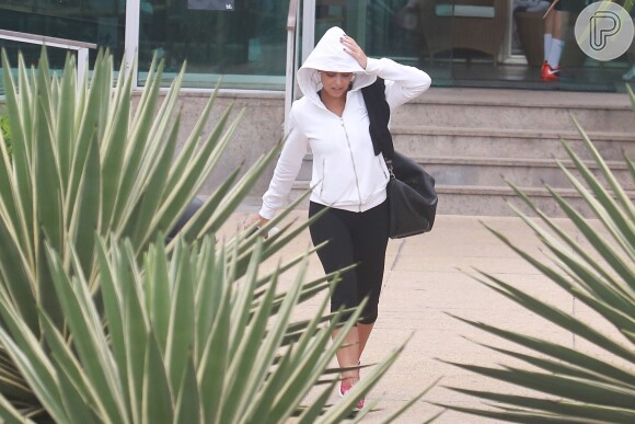 Na saída da academia, Juliana Paes usou um casaco de capuz para não se molhar e exibiu sua já conhecida boa forma com uma calça justinha